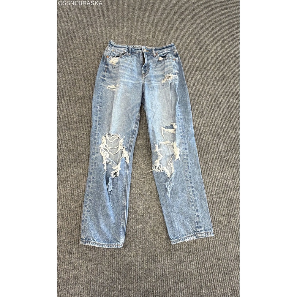 American Eagle Women's Mom Jean Light Wash Distressed Ripped Denim Sz 4 Short